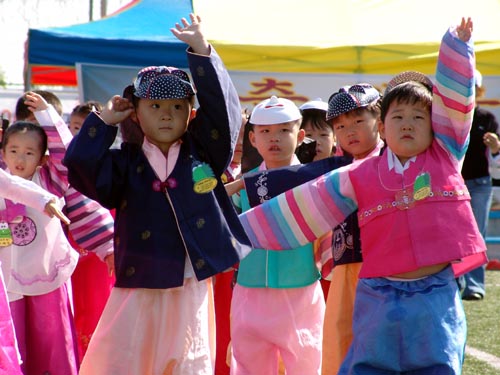 탈춤을 추자! 탈춤배우기 삼매경에 빠진 어린이들. 